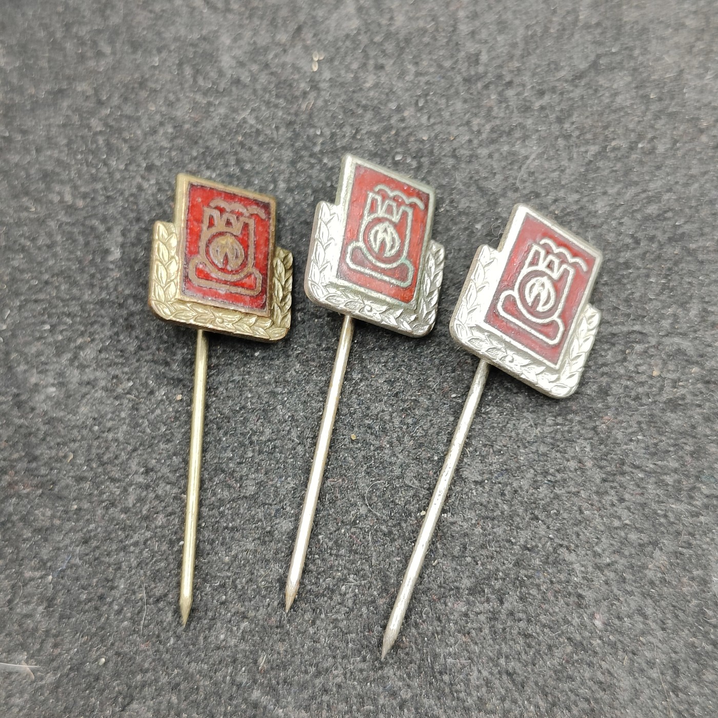 全场0元起拍 第130期 咸鱼国勋章拍卖专场 2月7日（周三）下午6：00开始 东德能源珐琅徽章三个