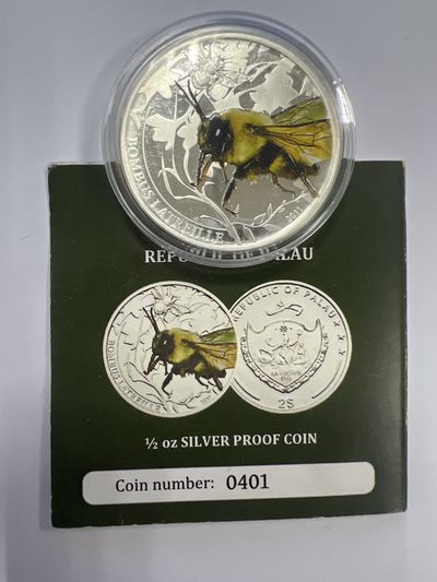 康怡轩钱币【新加坡+不丹+澳门+帕劳+美国+蒙古 纪念币专场】第251010期  2011年帕劳发行大黄蜂2元彩色精制纪念银币（原证401）
