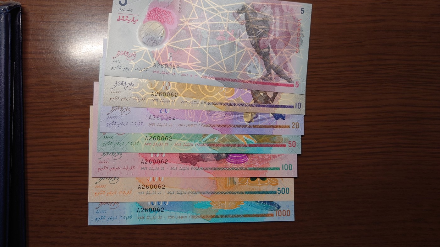 【世界钱币】精选微拍第91期暨2024年第二期 混合场 2015-17年马尔代夫5-10-20-50-100-500-1000 首发A冠全同号 雷达号 全新绝品原装册