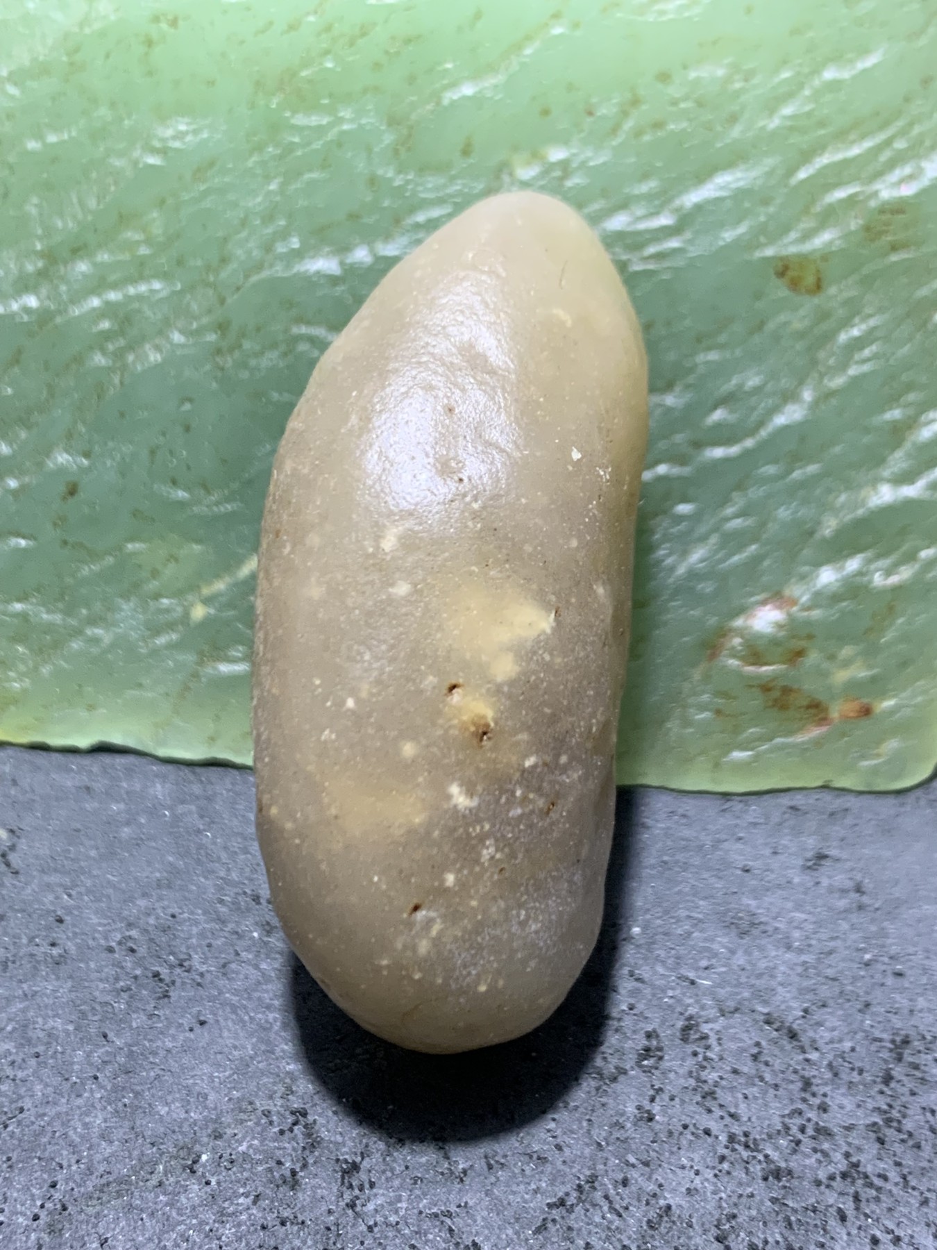 精美戈壁冰透高玉化飘鱼籽纹筋脉石原石一颗，