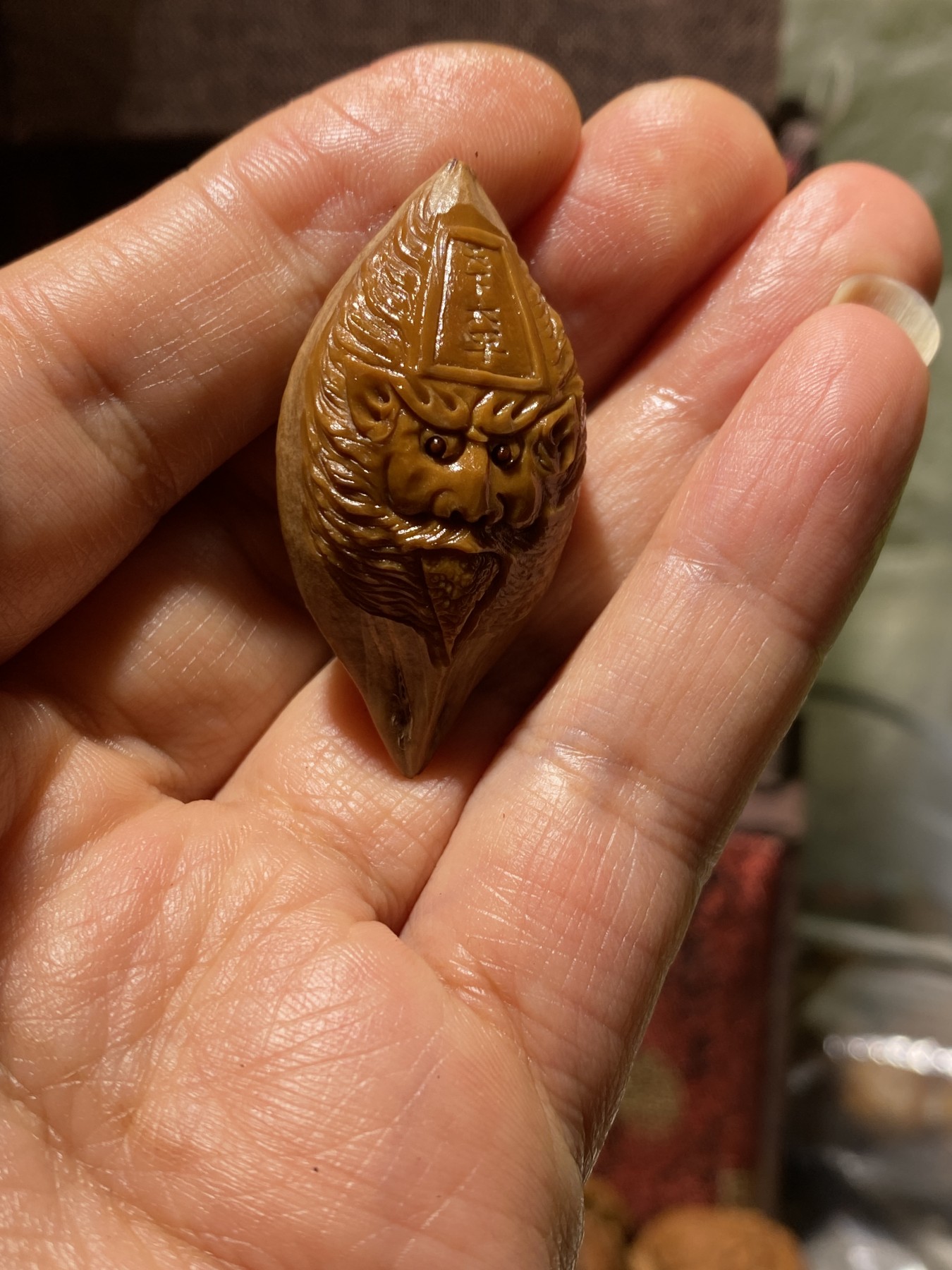 苏工核雕王红秋老师作品捡漏价 苏工核雕老苏工雕刻，四花梅林大核手工黑白无常个性十足，美不胜收，尺寸2。35x4.5喜欢的来价格不贵