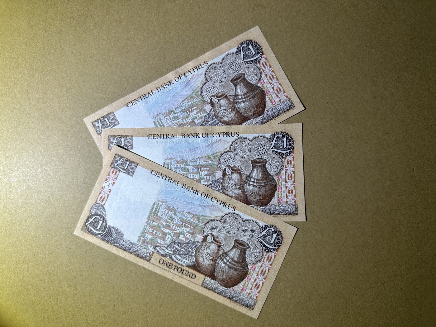 《张总收藏》137期-节前收官-外币畅拍场 塞浦路斯1镑3张 UNC 2001年连号3张