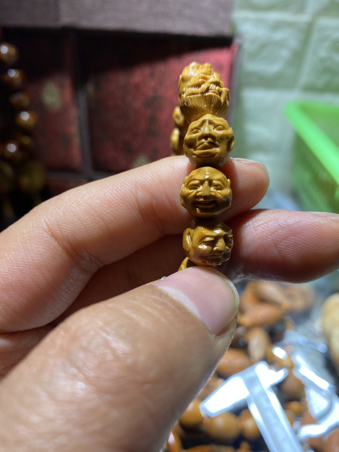 苏工核雕王红秋老师作品捡漏价 苏工核雕纯手工小籽十八罗汉，须派，留刀痕手串，雕工深峻，立体感十足，美不胜收，市场价格高，福利仅此一串，尺寸1。05x1.0喜欢的来