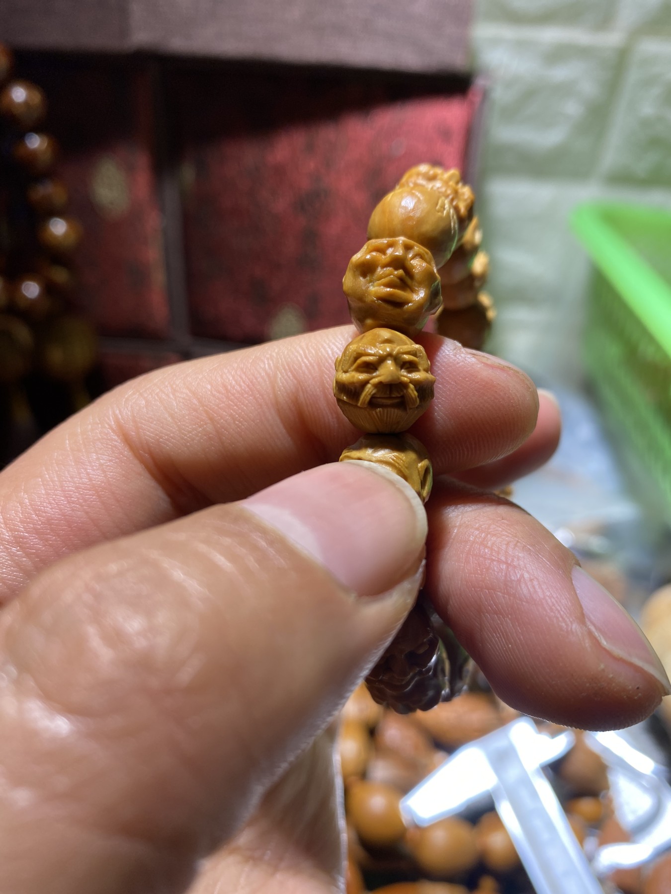 苏工核雕王红秋老师作品捡漏价 苏工核雕纯手工小籽十八罗汉，须派，留刀痕手串，雕工深峻，立体感十足，美不胜收，市场价格高，福利仅此一串，尺寸1。05x1.0喜欢的来