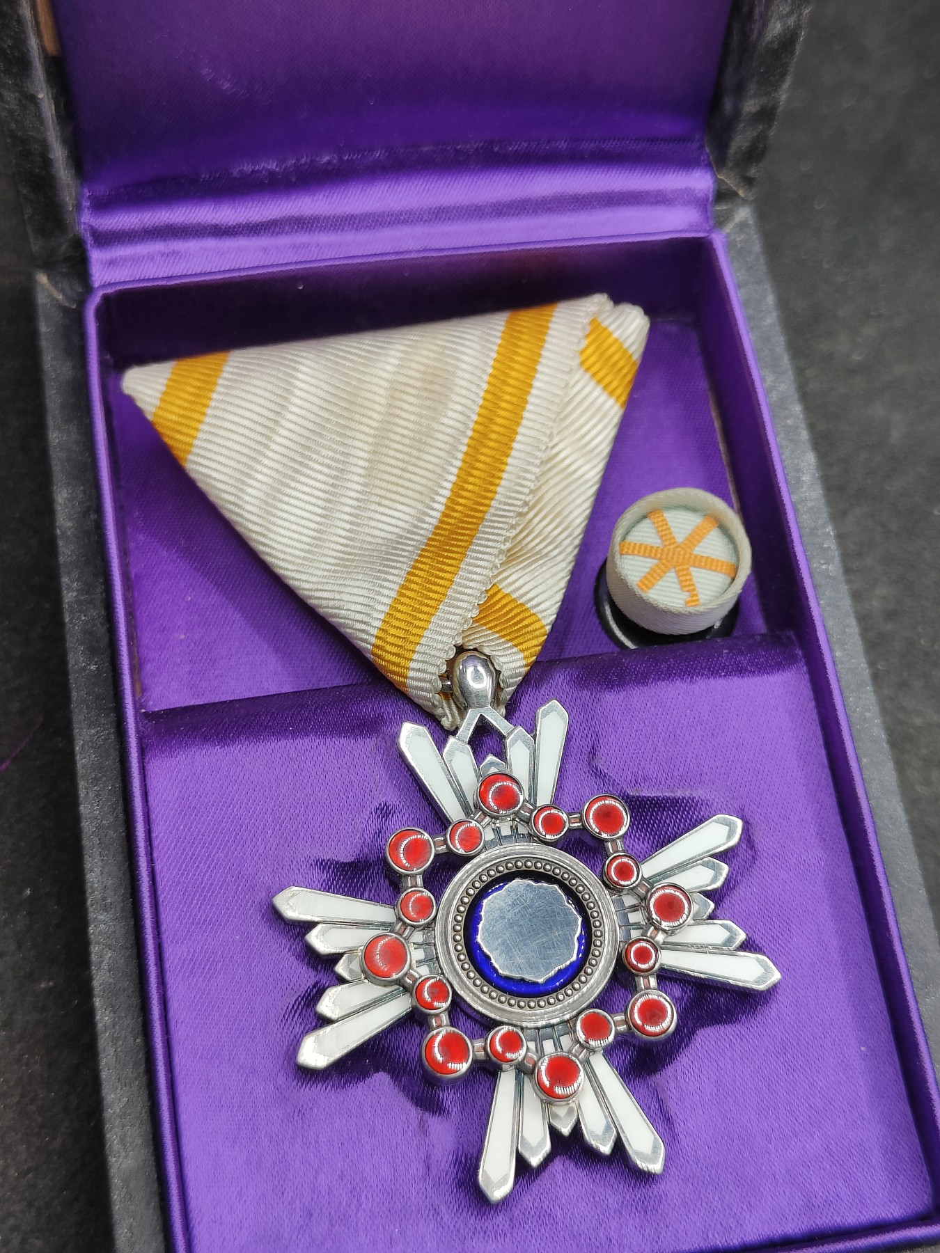 全场0元起拍 第130期 咸鱼国勋章拍卖专场 2月7日（周三）下午6：00开始 稀有纸皮盒六等瑞宝章银制带盒略