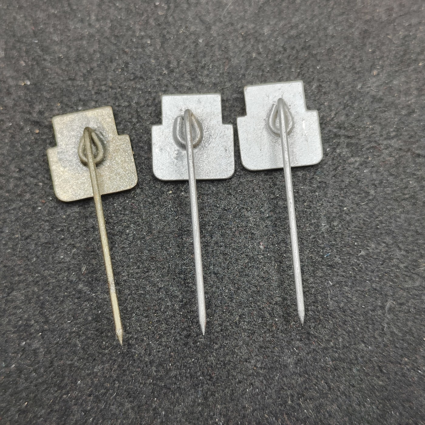 全场0元起拍 第130期 咸鱼国勋章拍卖专场 2月7日（周三）下午6：00开始 东德能源珐琅徽章三个