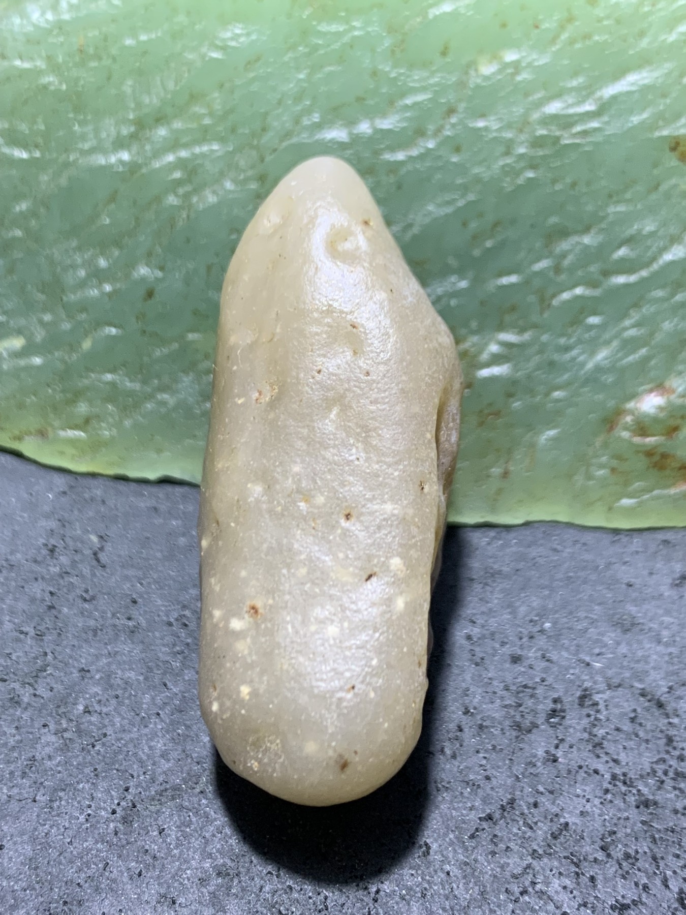 精美戈壁冰透高玉化飘鱼籽纹筋脉石原石一颗，