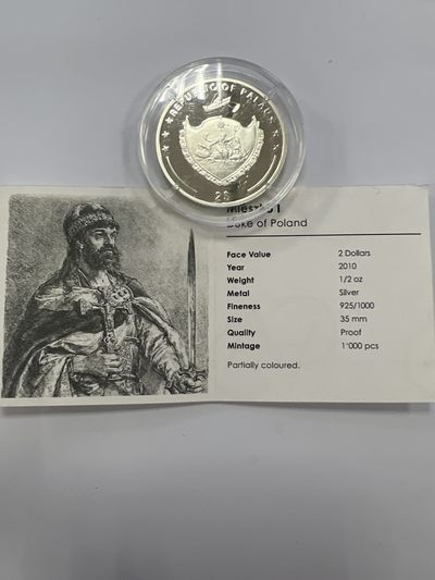 康怡轩钱币【新加坡+不丹+澳门+帕劳+美国+蒙古 纪念币专场】第251010期  2010年帕劳发行波兰公爵梅科什10元彩色精制纪念银币（原证）