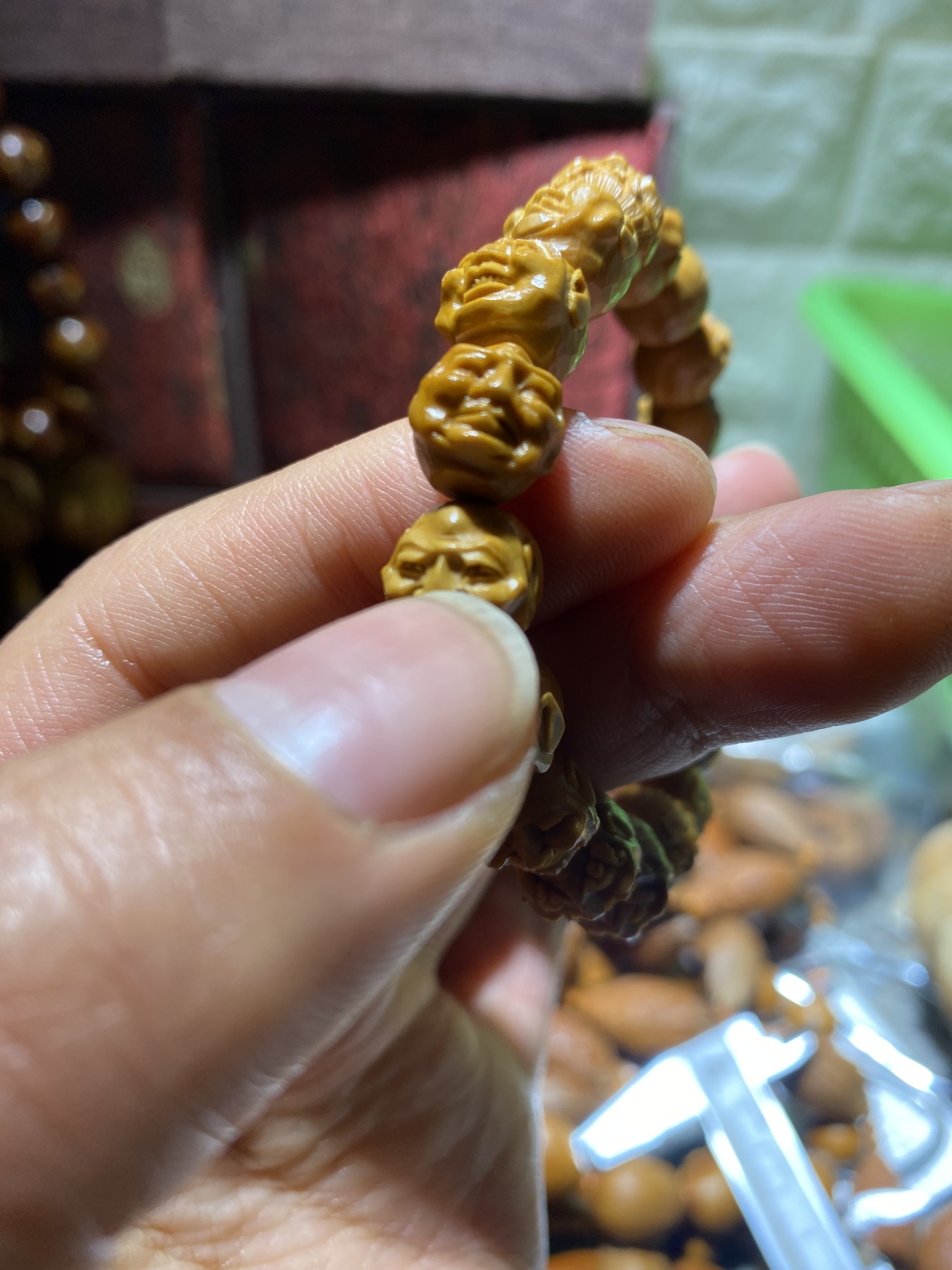 苏工核雕王红秋老师作品捡漏价 苏工核雕纯手工小籽十八罗汉，须派，留刀痕手串，雕工深峻，立体感十足，美不胜收，市场价格高，福利仅此一串，尺寸1。05x1.0喜欢的来