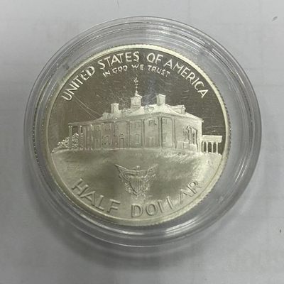 康怡轩钱币【新加坡+不丹+澳门+帕劳+美国+蒙古 纪念币专场】第251010期  1982年美国发行华盛顿诞辰250周年半美元精制纪念银币 有划痕