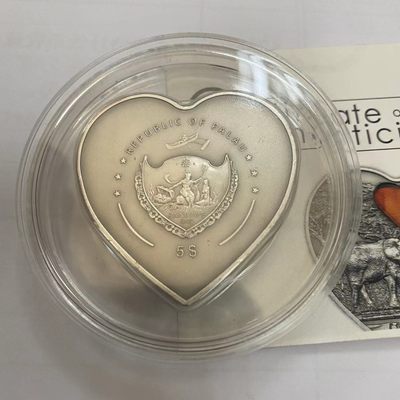 康怡轩钱币【新加坡+不丹+澳门+帕劳+美国+蒙古 纪念币专场】第251010期  2013年帕劳发行一切为你-幸运大象心形镶琥珀仿古纪念银币 无外包装盒