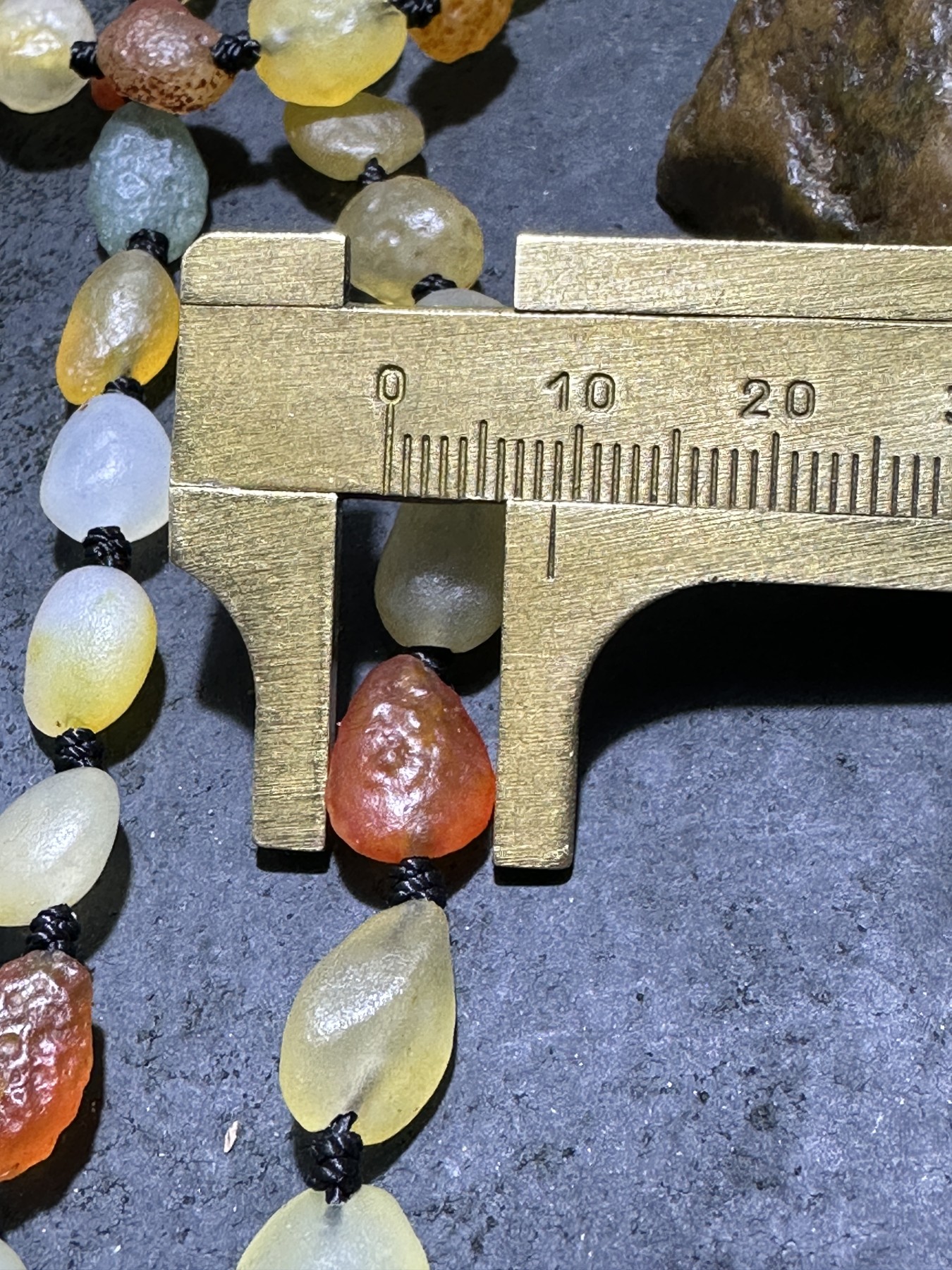 精美天然洁净透彻阿拉善彩珠玛瑙项链一条，