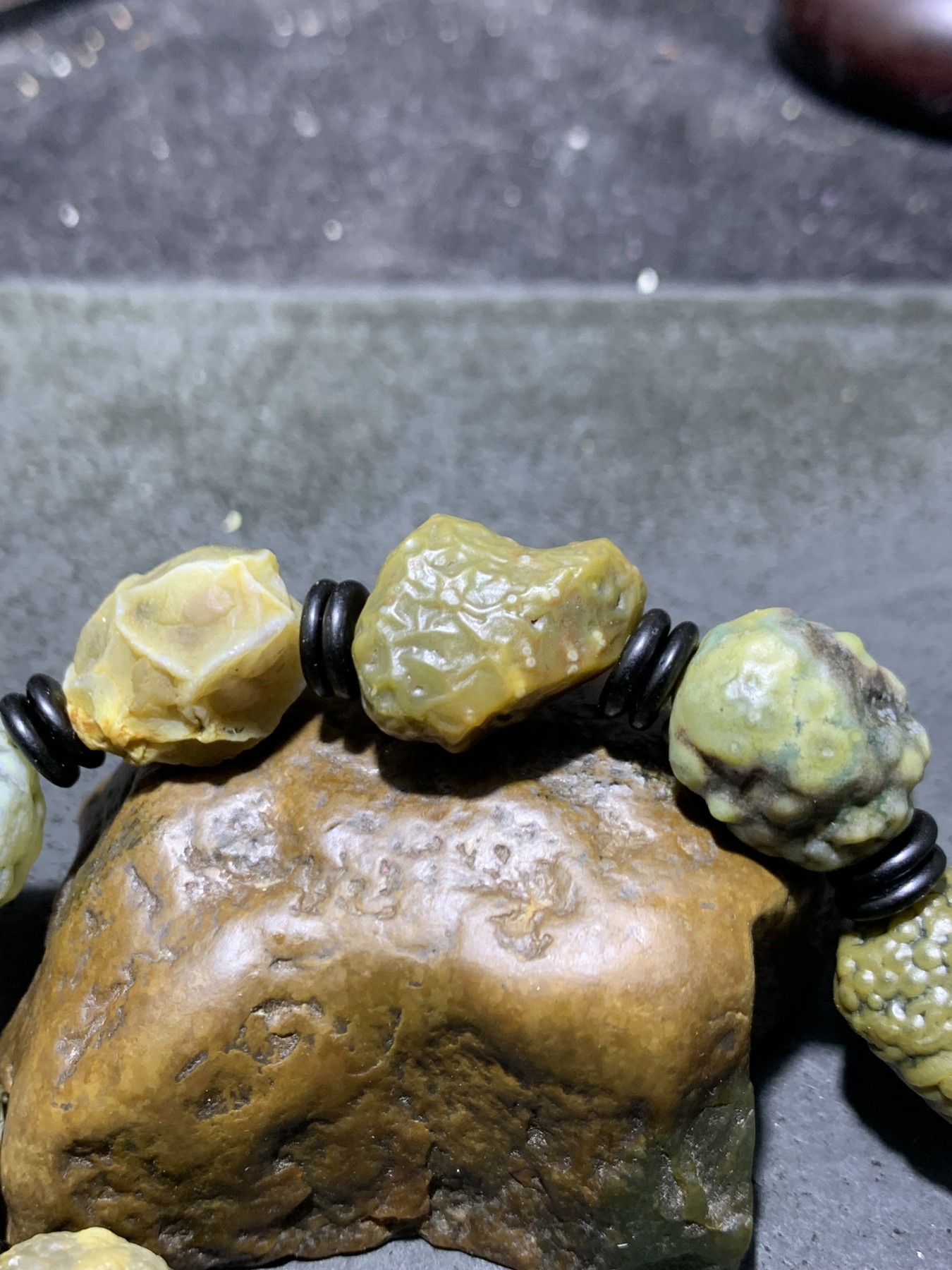 精美罕见老料绿筋脉石大颗粒原石手串一条，