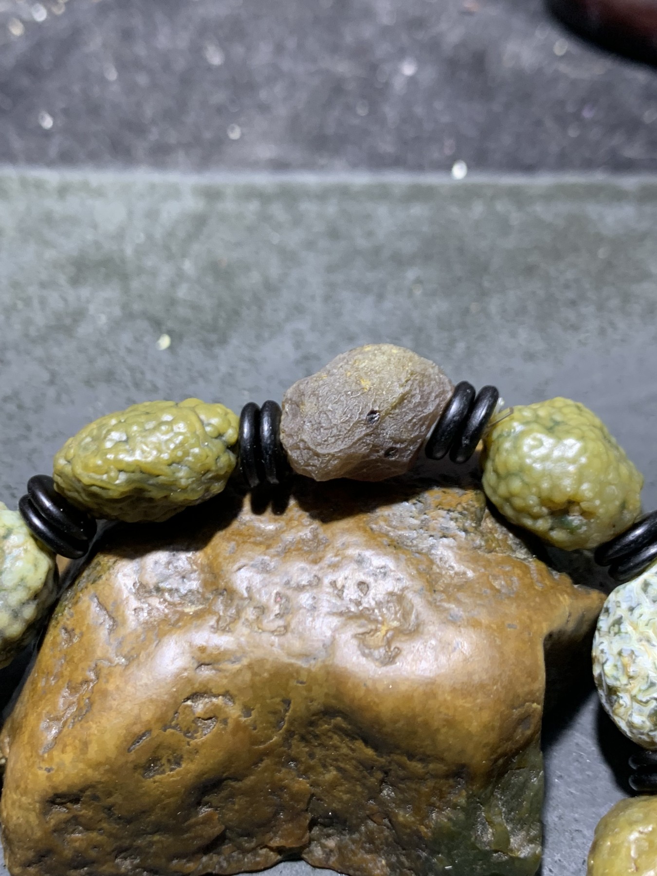 精美罕见老料绿筋脉石大颗粒原石手串一条，