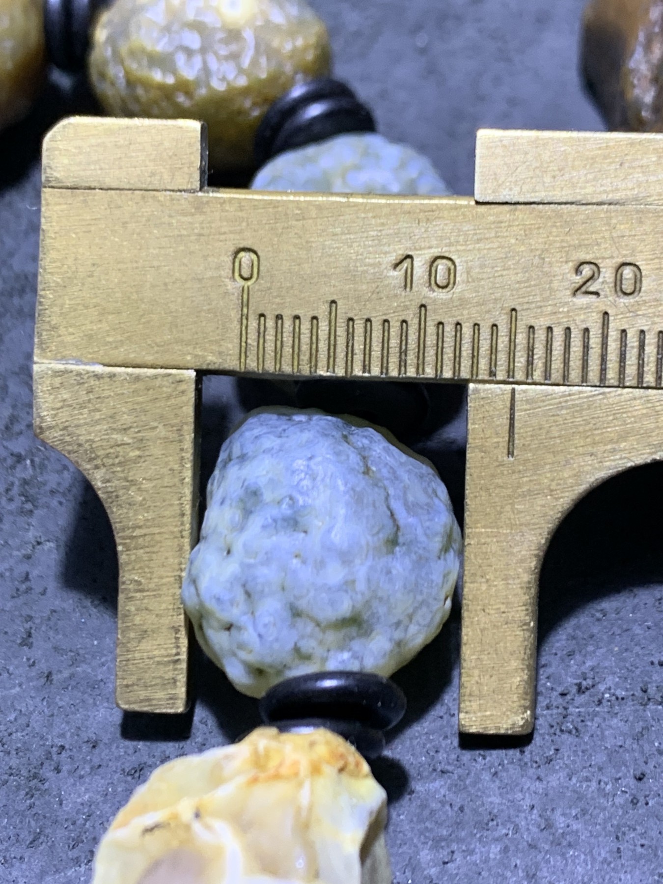 精美罕见老料绿筋脉石大颗粒原石手串一条，
