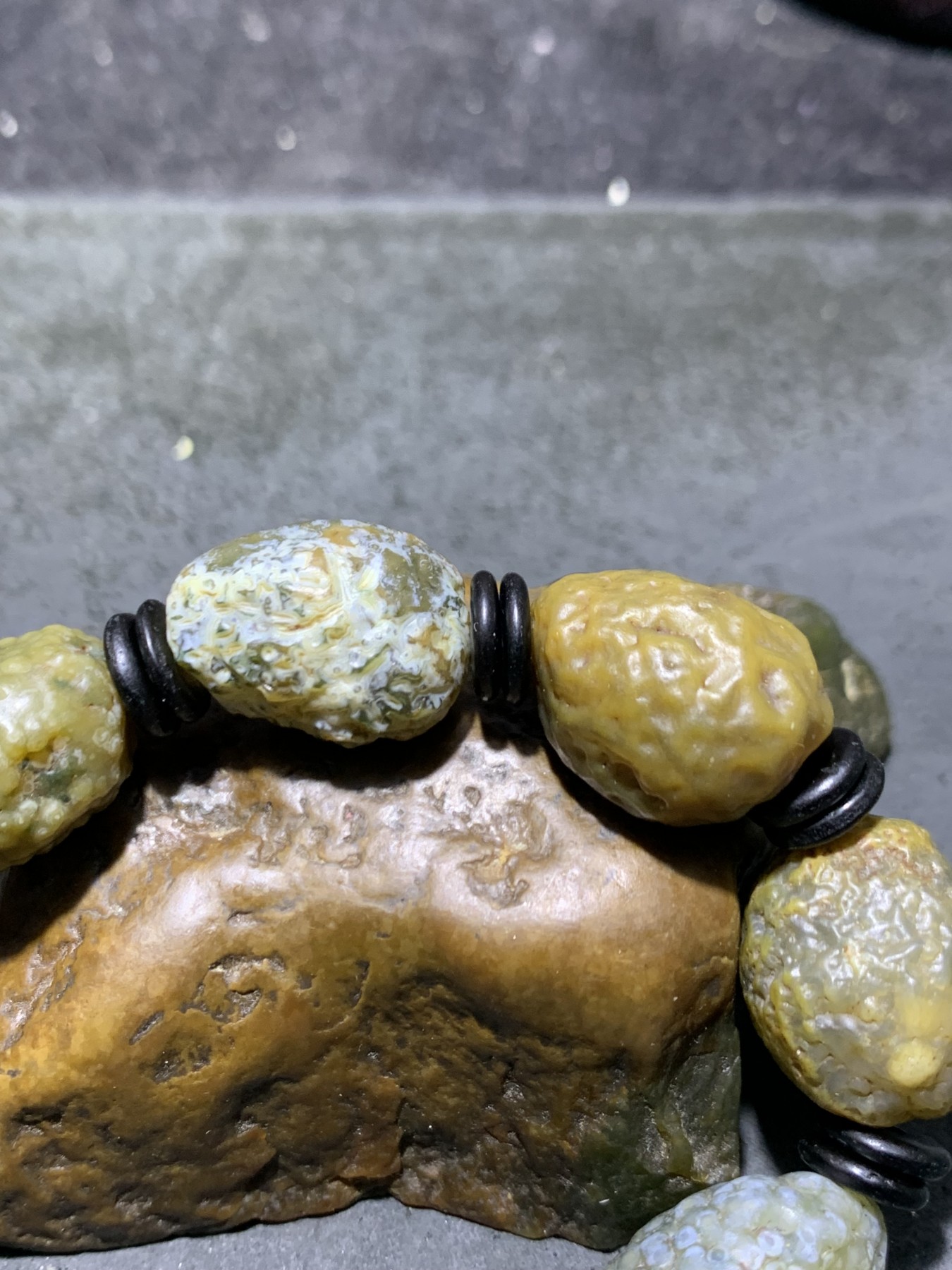 精美罕见老料绿筋脉石大颗粒原石手串一条，