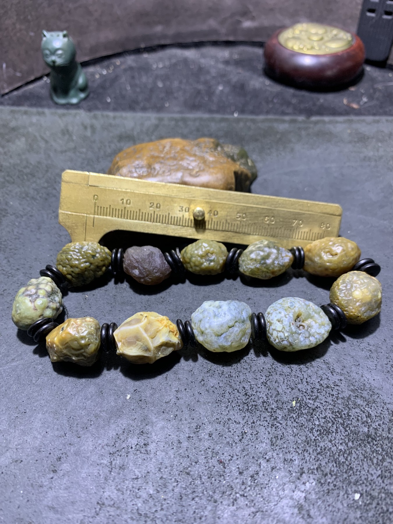 精美罕见老料绿筋脉石大颗粒原石手串一条，