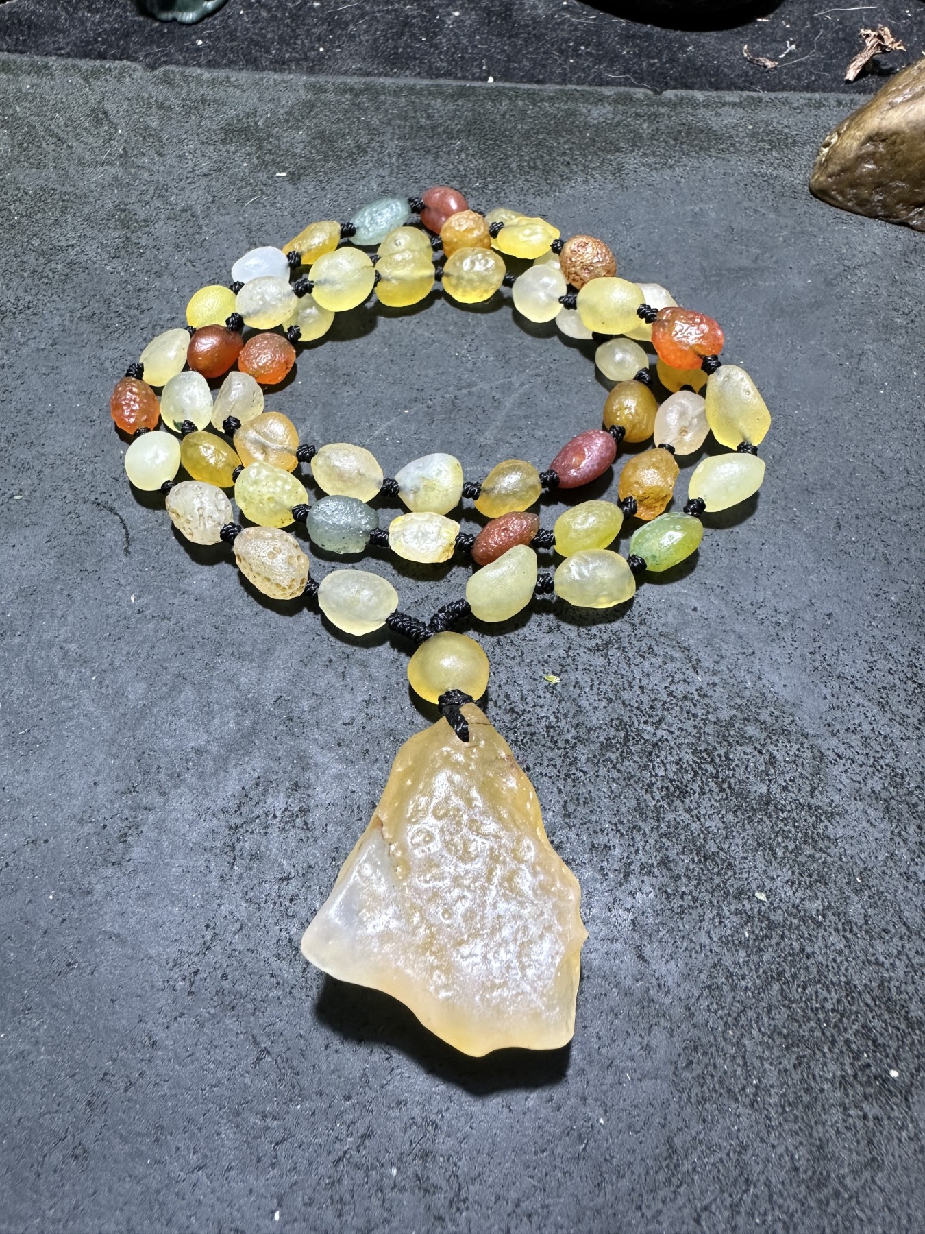 精美天然洁净透彻阿拉善彩珠玛瑙项链一条，