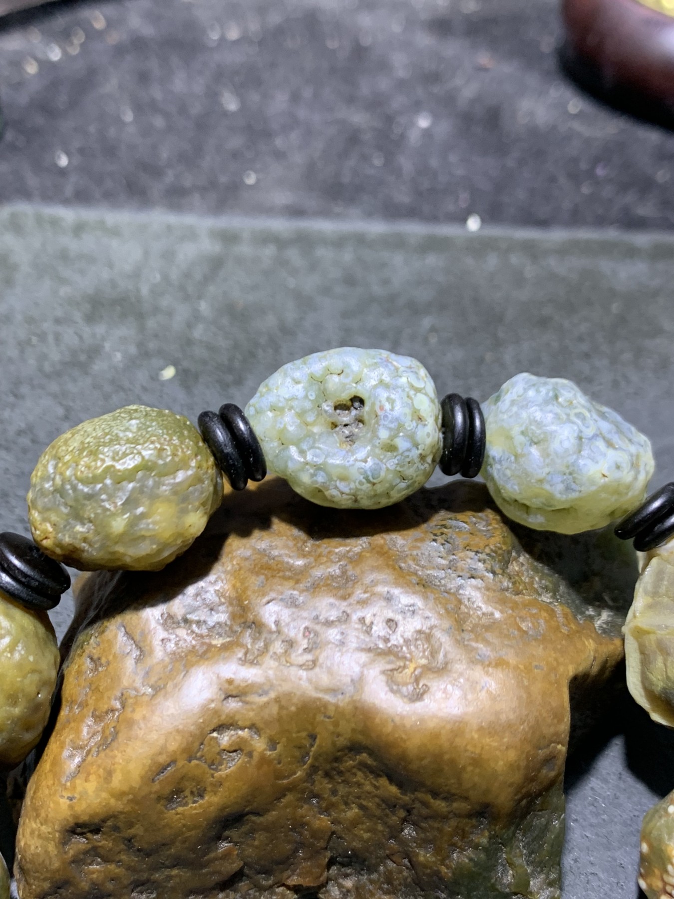 精美罕见老料绿筋脉石大颗粒原石手串一条，