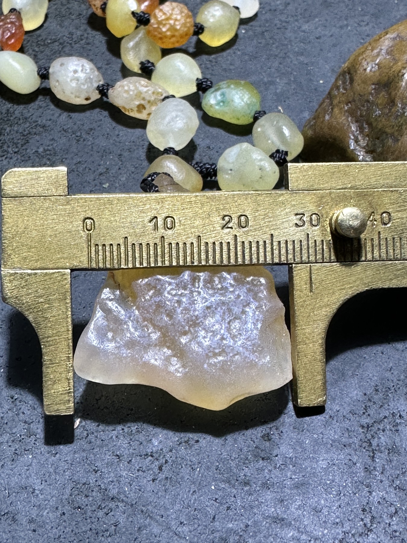 精美天然洁净透彻阿拉善彩珠玛瑙项链一条，