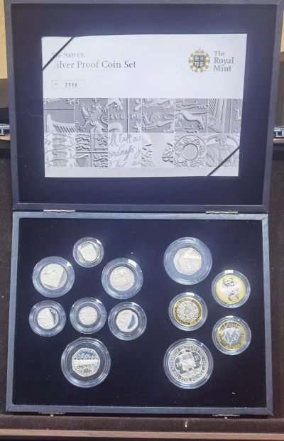 北京马甸外国币专卖微拍第116期，外国金银币专场，陆续上新，欢迎关注 - 2009年英国12枚银币套装，有些币面有氧化如图所示