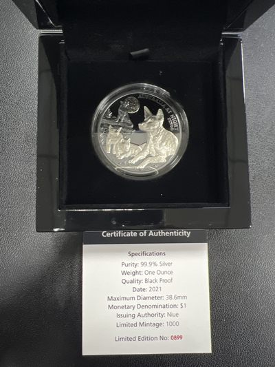 康怡轩钱币【俄罗斯+纽埃+新西兰+基里巴斯+德国 专场】第251001期  2021年纽埃发行夜晚的澳大利亚系列-澳洲野犬1元黑色精制纪念银币（原盒原证）