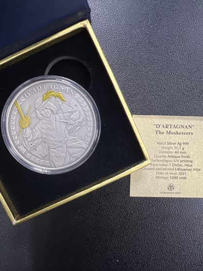 康怡轩钱币【俄罗斯+纽埃+新西兰+基里巴斯+德国 专场】第251001期  2021年纽埃发行达达尼昂和火枪手1元UV印刷高浮雕仿古纪念银币（原盒原证）