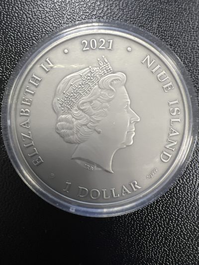 康怡轩钱币【俄罗斯+纽埃+新西兰+基里巴斯+德国 专场】第251001期  2021年纽埃发行达达尼昂和火枪手1元UV印刷高浮雕仿古纪念银币（原盒原证）
