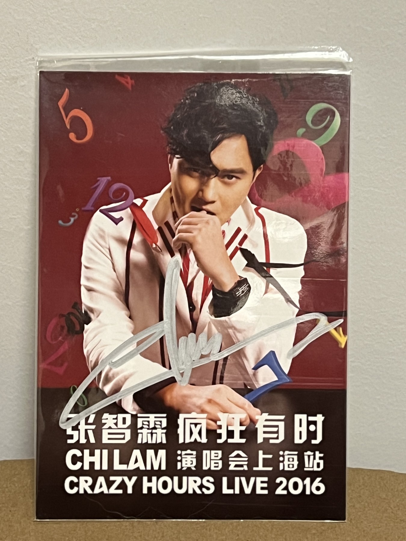 零元拍：张智霖亲笔签名演唱会宣传卡。