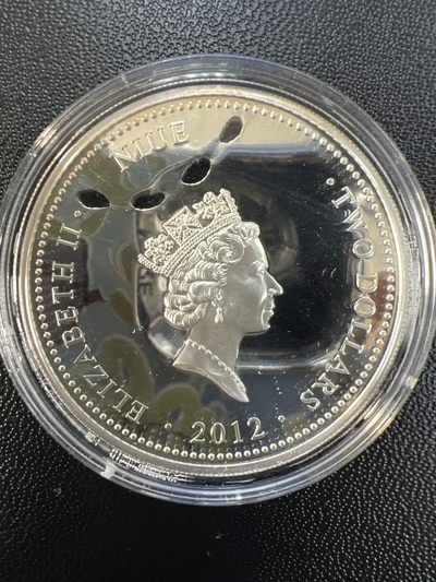 康怡轩钱币【俄罗斯+纽埃+新西兰+基里巴斯+德国 专场】第251001期  2012年纽埃发行大白鲨1盎司2元精制纪念银币（原盒原证）-币面自然氧化