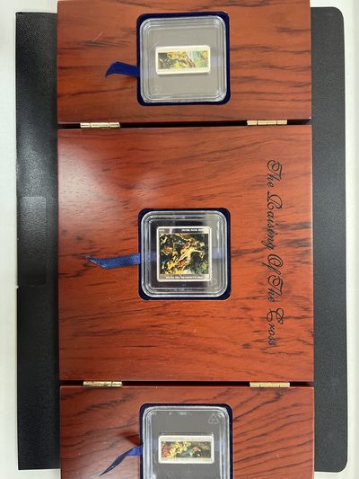 康怡轩钱币【俄罗斯+纽埃+新西兰+基里巴斯+德国 专场】第251001期  2012纽埃发行《升起十字架》彩色方形精制银套币（3枚/套）原盒原证