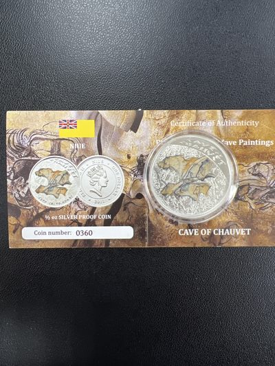 康怡轩钱币【俄罗斯+纽埃+新西兰+基里巴斯+德国 专场】第251001期  2011年纽埃发行史前岩画艺术-肖维岩洞1元半盎司彩色精制纪念银币（原证）