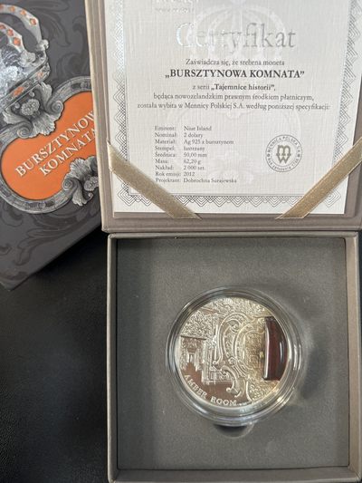 康怡轩钱币【俄罗斯+纽埃+新西兰+基里巴斯+德国 专场】第251001期  2012年纽埃发行琥珀屋镶琥珀2盎司2元精制纪念银币（原盒原证）