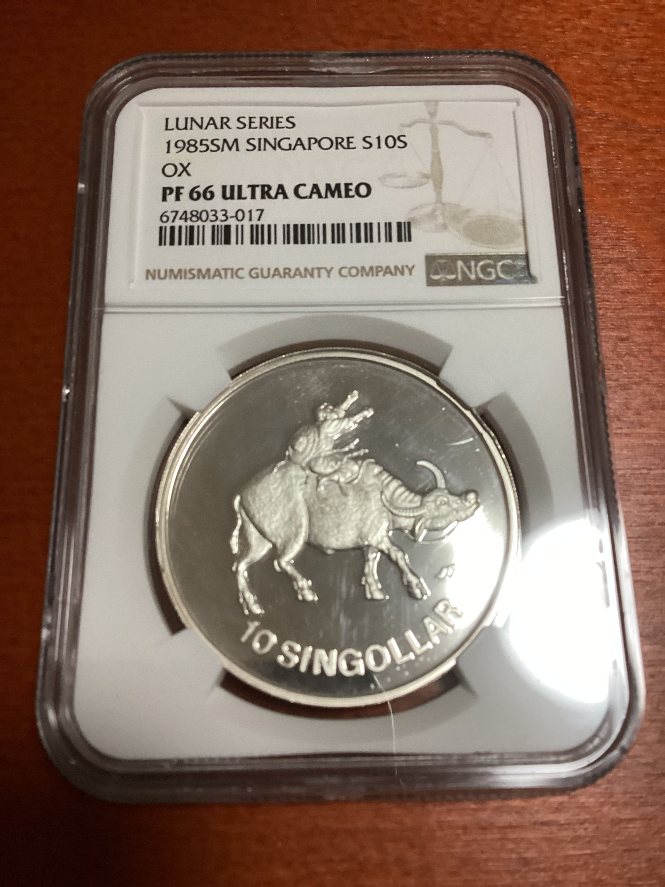 长老汇兔年精选第二场 珍稀币，1985SM SINGAPORE OX LUNAR SERIES新加坡生肖牛年10新元纪念精制银币，NGC PF66UC，唯一冠军分，这个版背面是劳苦功高