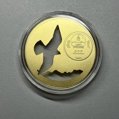 康怡轩钱币【新加坡+不丹+澳门+帕劳+美国+蒙古 纪念币专场】第251010期  2015年蒙古发行雄鹰展翅镂空镀金500图格里克纪念银币 原盒原证 1枚