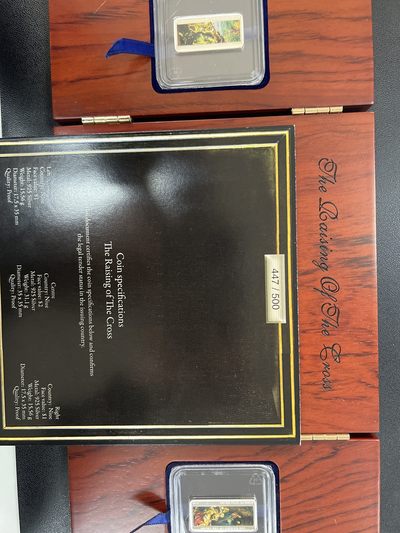 康怡轩钱币【俄罗斯+纽埃+新西兰+基里巴斯+德国 专场】第251001期  2012纽埃发行《升起十字架》彩色方形精制银套币（3枚/套）原盒原证