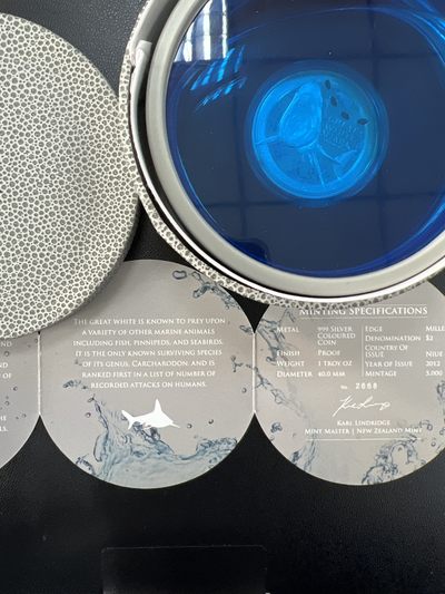 康怡轩钱币【俄罗斯+纽埃+新西兰+基里巴斯+德国 专场】第251001期  2012年纽埃发行大白鲨1盎司2元精制纪念银币（原盒原证）-币面自然氧化