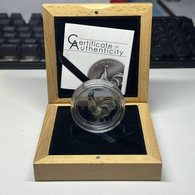 康怡轩钱币【新加坡+不丹+澳门+帕劳+美国+蒙古 纪念币专场】第251010期  2017年蒙古发行生肖鸡高浮雕500图格里克精制纪念银币 原盒原证 1枚