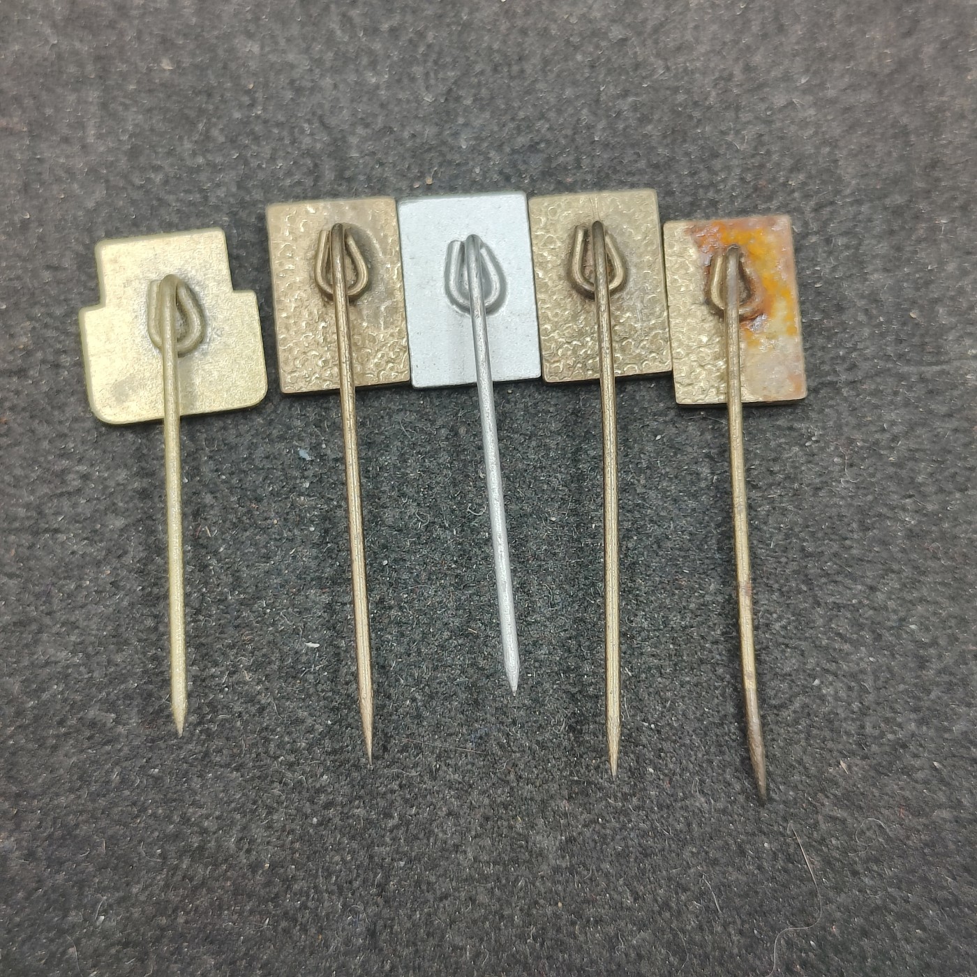 全场0元起拍 第131期 咸鱼国勋章拍卖专场 2月11日（周日）下午6：00开始 东德能源珐琅徽章五个