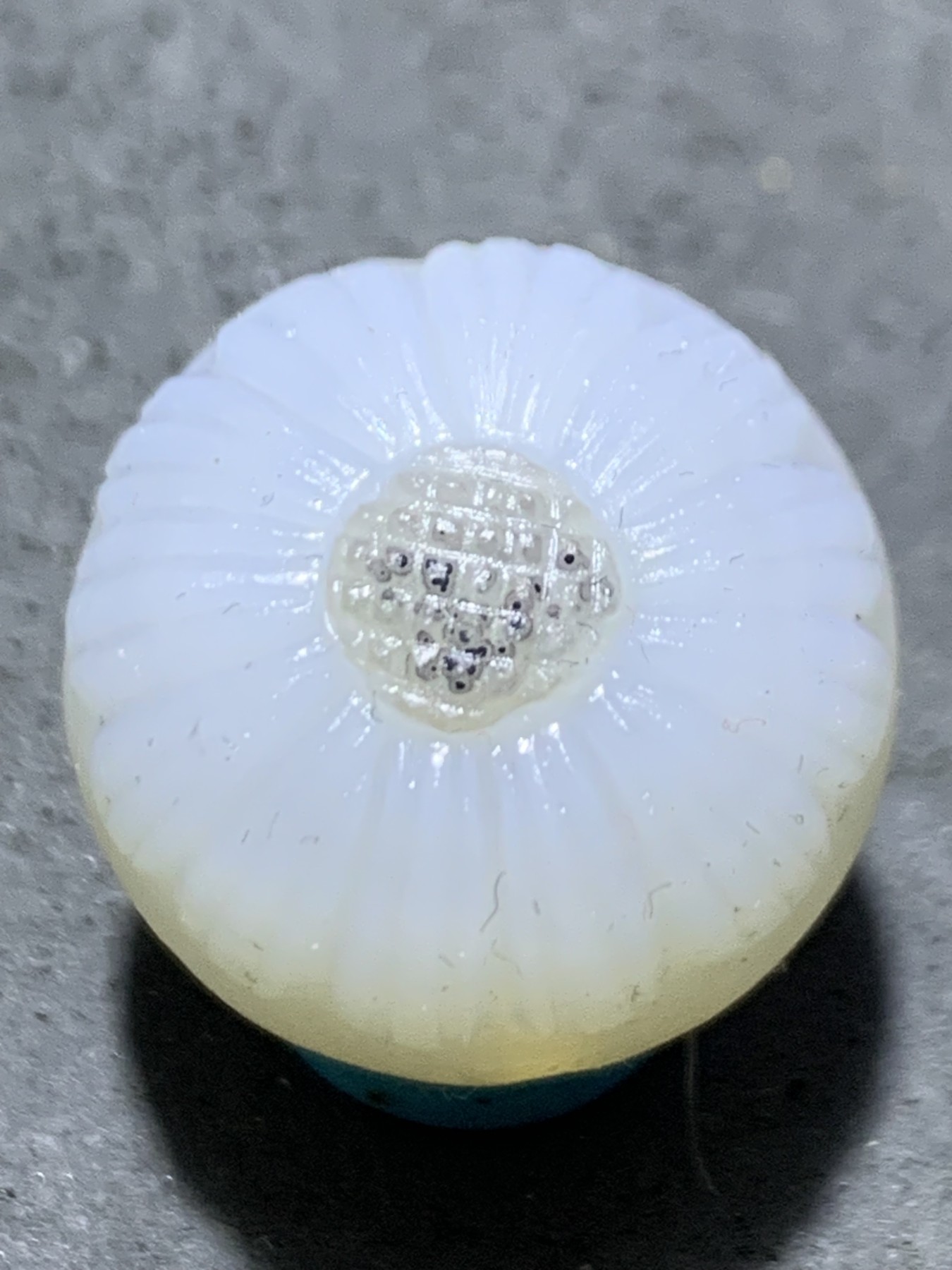 精美高玉化亚光海洋玉髓手工俏色巧雕太阳花随形圆珠一个