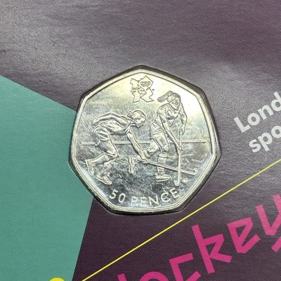 康怡轩【英国造币厂专场】第61期 - 2012年英国发行伦敦奥运会50便士纪念币16 曲棍球 卡装 1枚