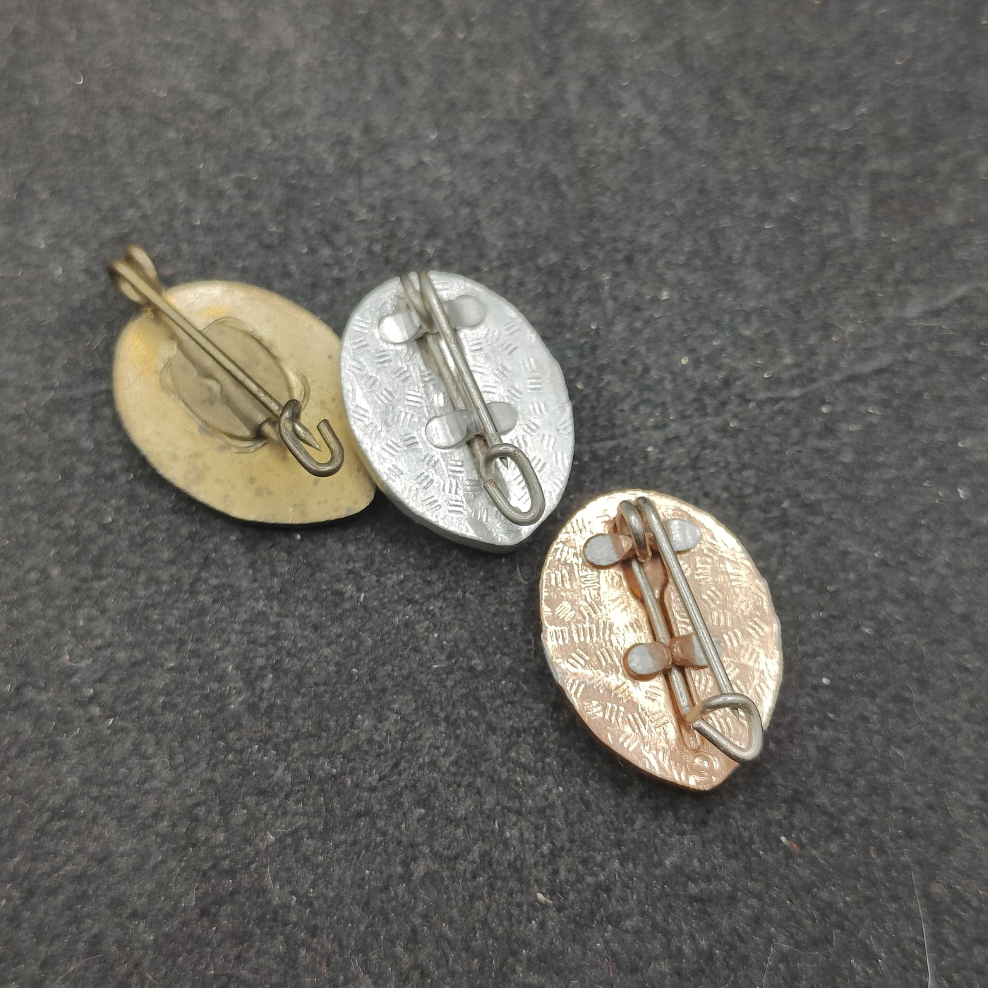 全场0元起拍 第131期 咸鱼国勋章拍卖专场 2月11日（周日）下午6：00开始 东德gst军事技能章金银铜一组