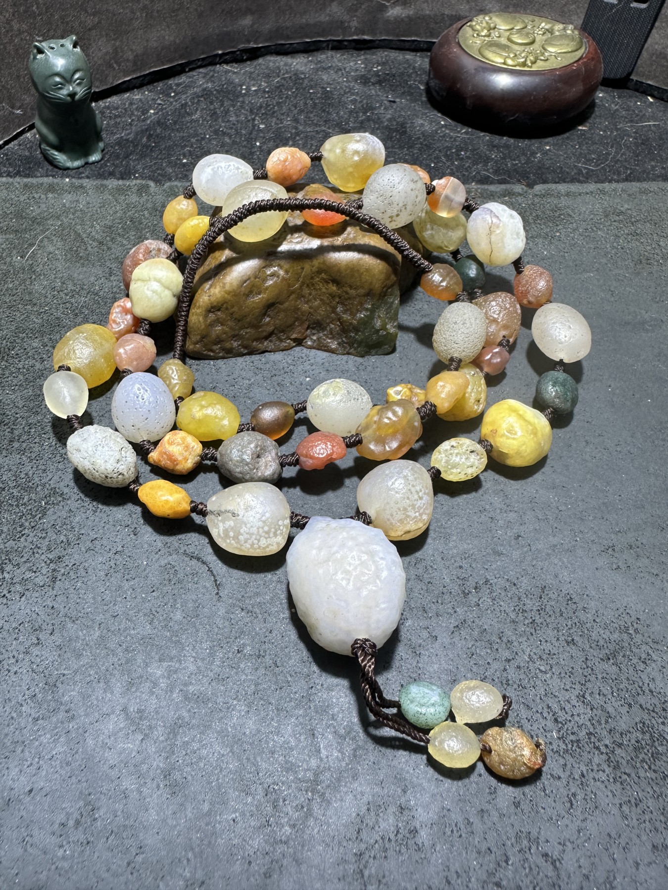 精美天然阿拉善彩珠玛瑙项链一条，