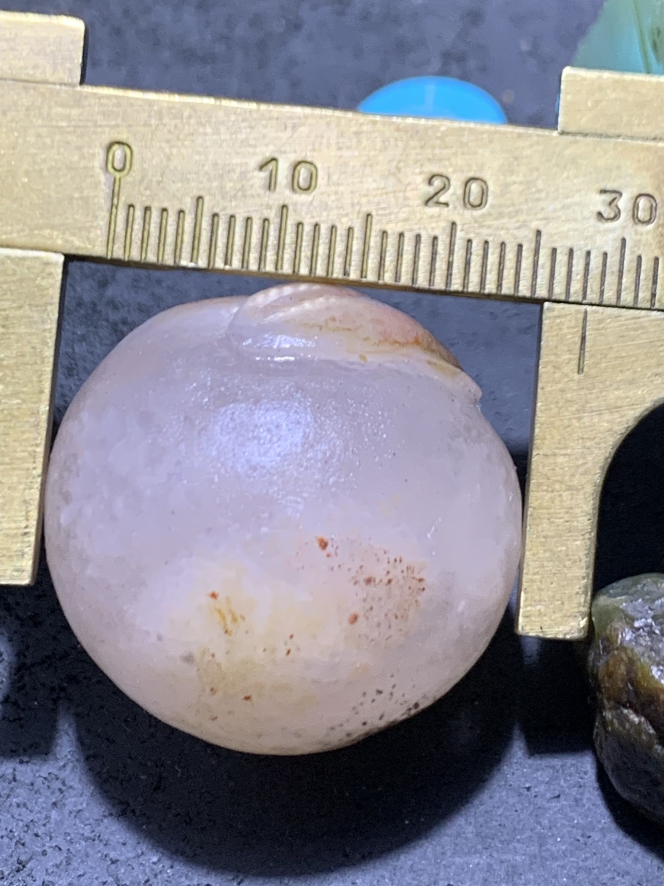 精美冰飘亚光战国红玛瑙手工俏色巧雕巨鲲大随形珠一个，