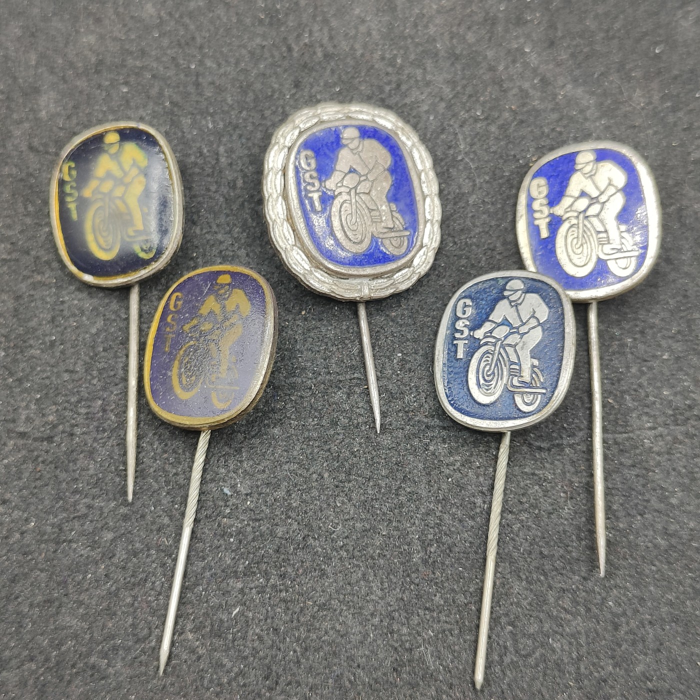 全场0元起拍 第131期 咸鱼国勋章拍卖专场 2月11日（周日）下午6：00开始 东德gst摩托车技能章五个