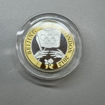 康怡轩【英国造币厂专场】第61期 - 2008年英国发行奥运旗帜交接2镑金银双金属纪念币 原盒原证 1枚