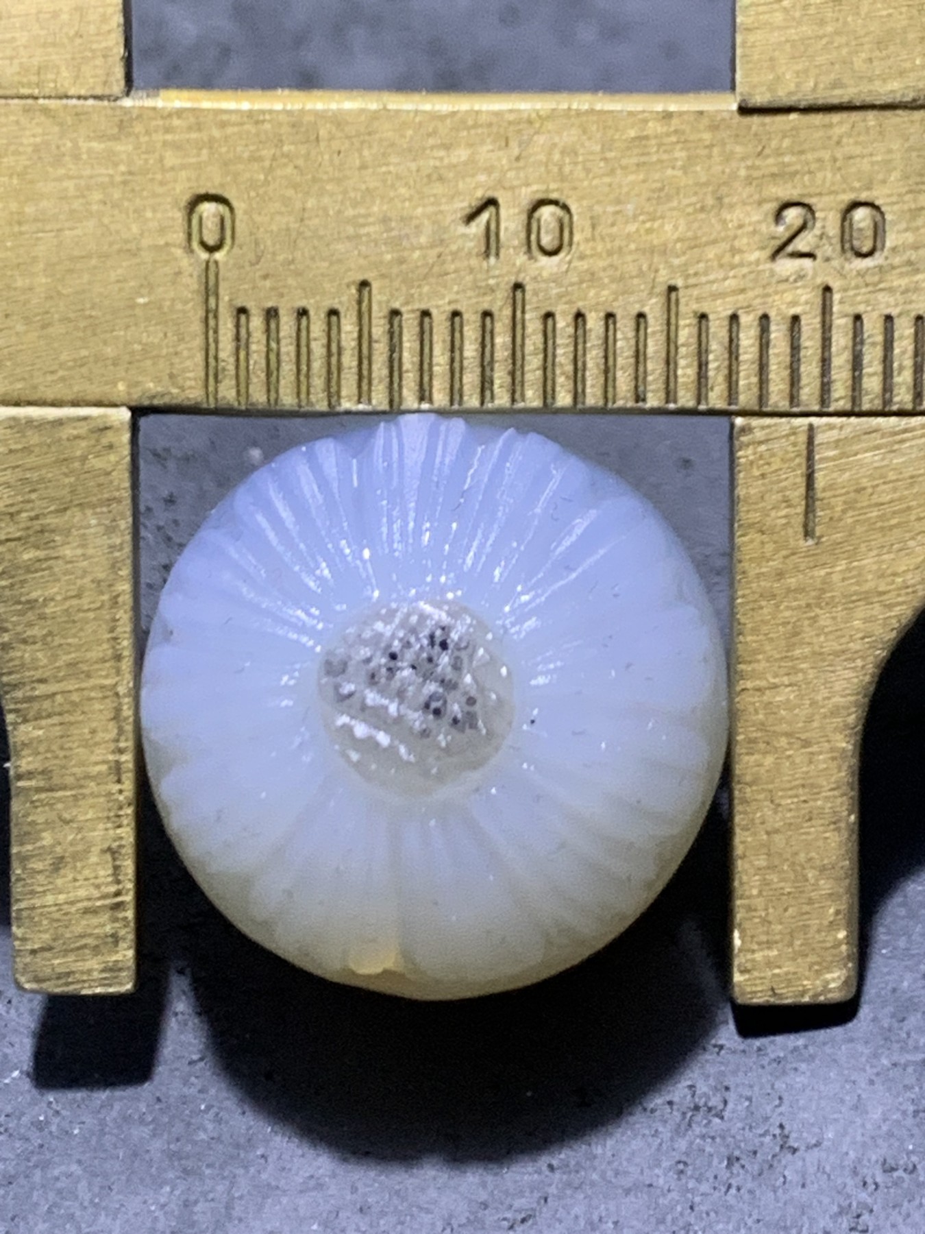 精美高玉化亚光海洋玉髓手工俏色巧雕太阳花随形圆珠一个