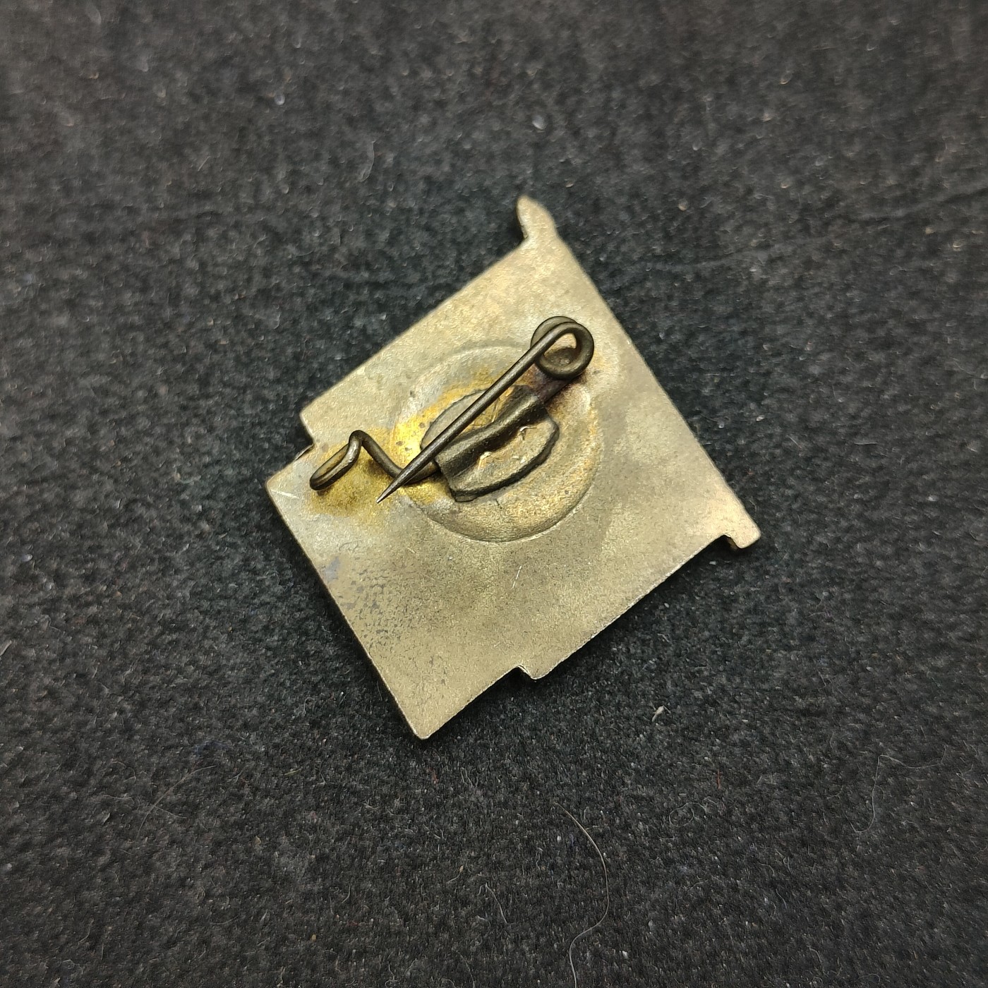 全场0元起拍 第131期 咸鱼国勋章拍卖专场 2月11日（周日）下午6：00开始 东德恩斯特台尔曼先锋队队徽