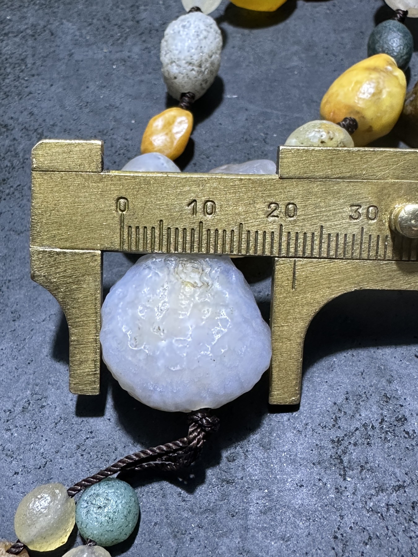 精美天然阿拉善彩珠玛瑙项链一条，