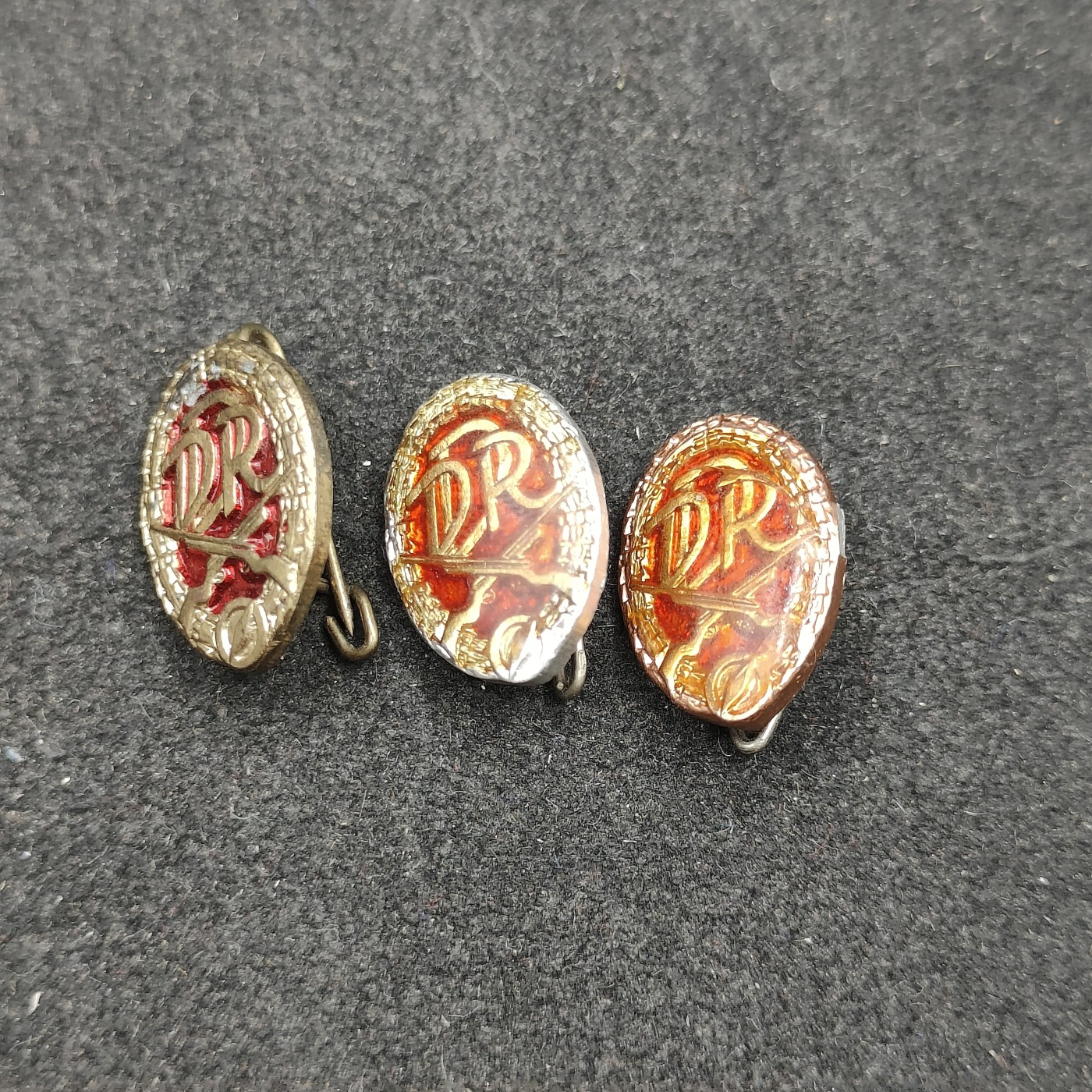 全场0元起拍 第131期 咸鱼国勋章拍卖专场 2月11日（周日）下午6：00开始 东德gst军事技能章金银铜一组